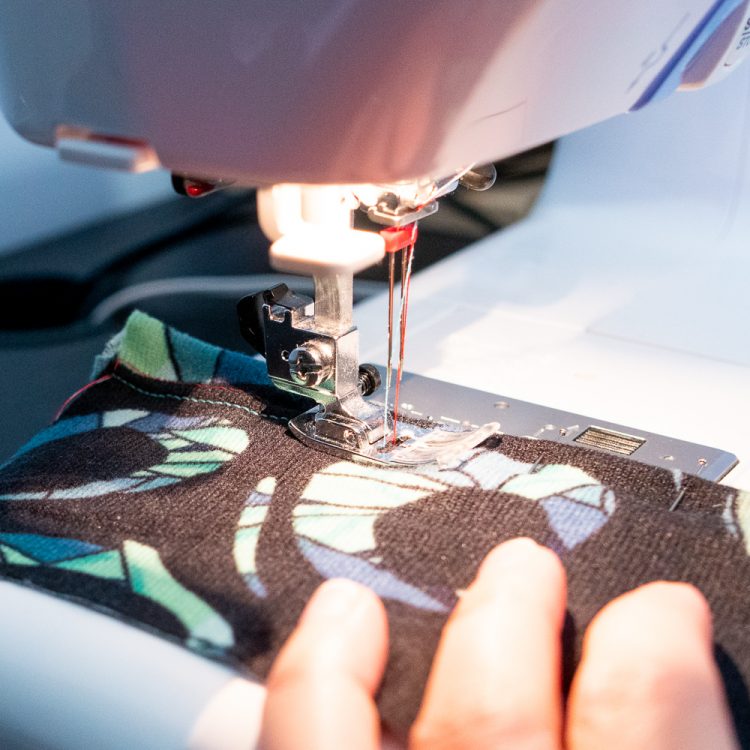 Illustration de l'article "Coudre un ourlet sur du jersey à la machine à coudre grâce à l'aiguille double"