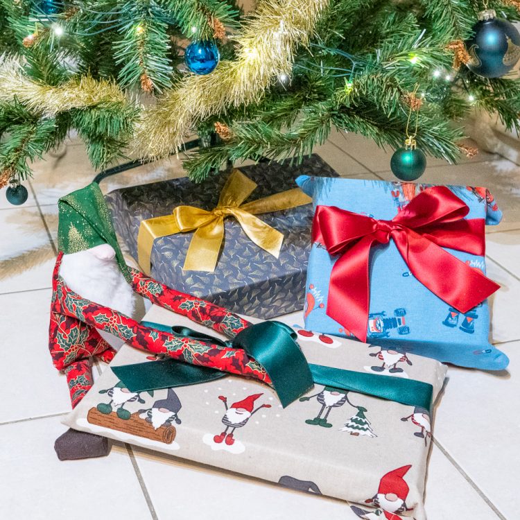 Illustration de l'article "Emballer les cadeaux de Noël (ou d'anniversaire) en couture zéro déchet : de multiples pochettes disponibles pour tous les styles"