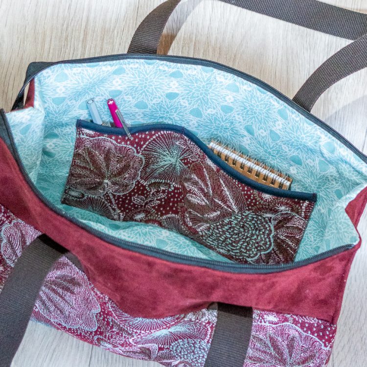 Illustration de l'article "Coudre proprement les bords d'un biais de part et d'autre d'une poche plaquée"