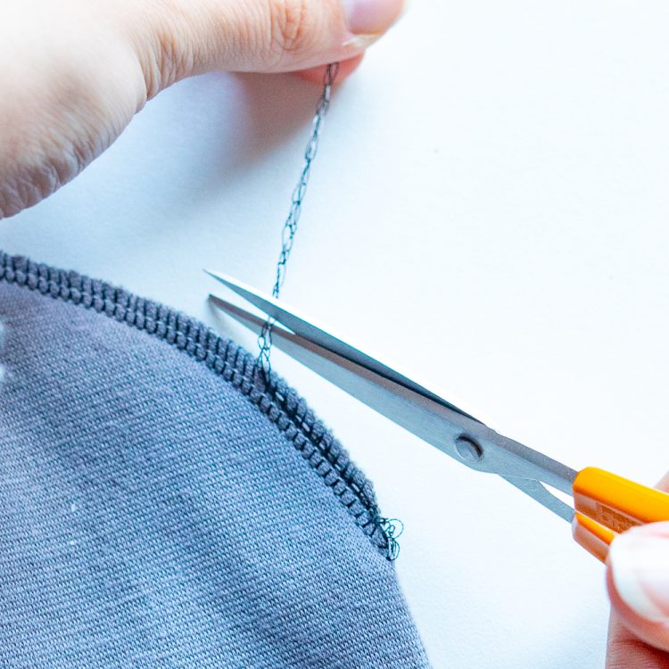 Illustration de l'article "Comment arrêter une couture à la surjeteuse"